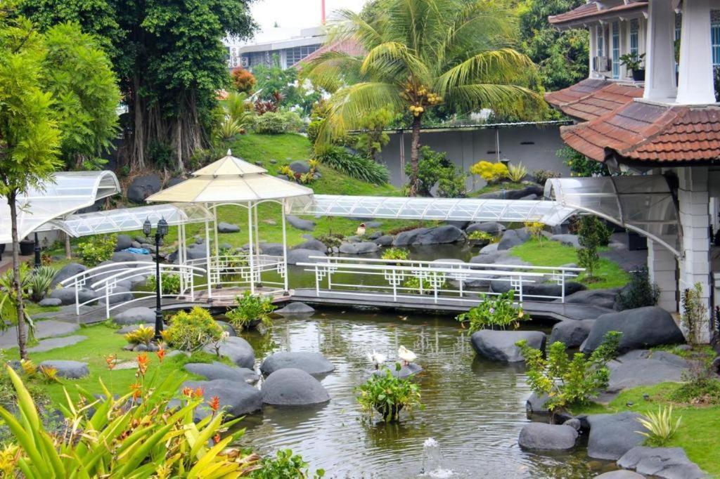 Hotel Merdeka Kediri Kediri  Exterior foto